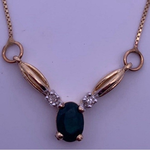 Gorgeous 10k gold necklace with centre Emerald stone - Picture 1 of 7